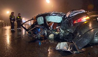 В Москве Jaguar врезался в столб: погибли двое