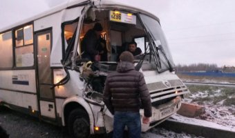 На юге Петербурга столкнулись фура и маршрутка
