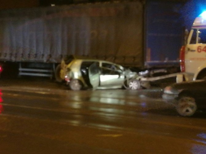В Петербурге легковушка залетела под фуру (2)