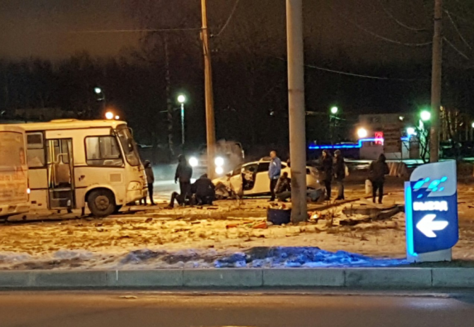 В Петербурге в ДТП с маршруткой на Ветеранов пострадали три человека (2)
