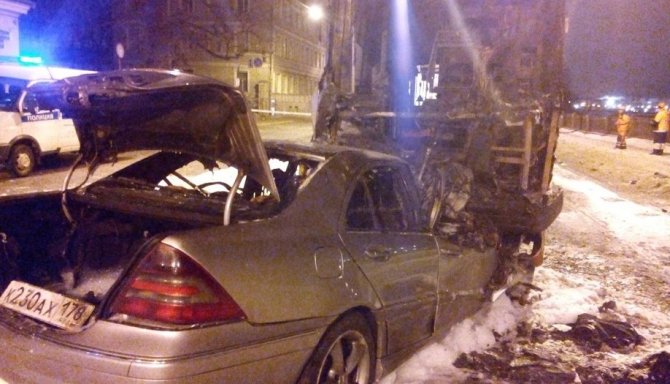 В Петербурге после ДТП с трамваем в автомобиле сгорели два человека (3)