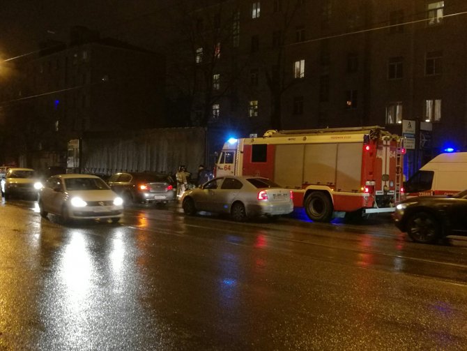 В Петербурге легковушка залетела под фуру (5)