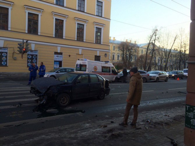 В Петербурге «скорая помощь» попала в массовое ДТП (2)