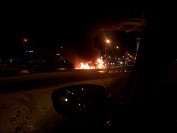 На Таллинском шоссе в Петербурге после ДТП сгорела иномарка (1)