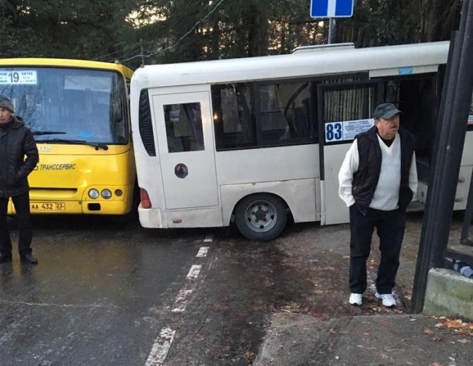 В Сочи из-за гололеда автобус сбил пенсионерку на тротуаре (1)