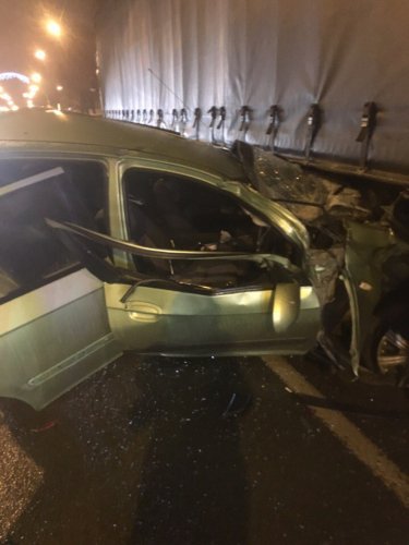 В Петербурге легковушка залетела под фуру (1)