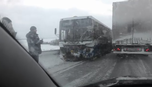 В Кузбассе в ДТП с автобусом погибли два человека
