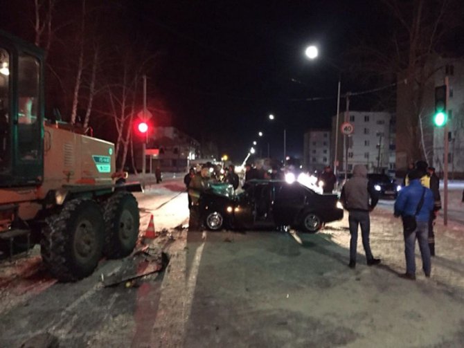 В Чапаевске в ДТП с автогрейдером погибли два молодых человека