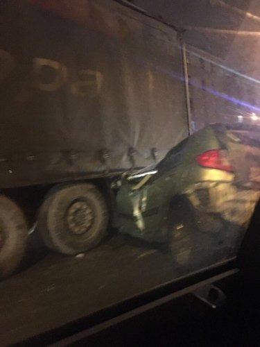 В Петербурге легковушка залетела под фуру (4)