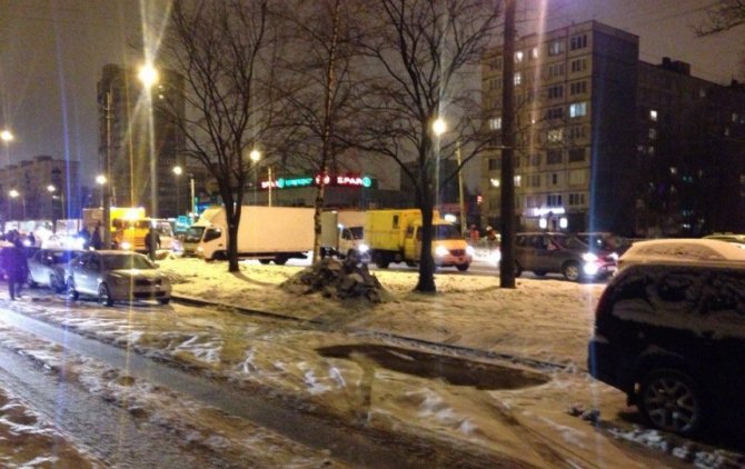 В Петербурге водитель автобуса почувствовал недомогание и спровоцировал ДТП (1)
