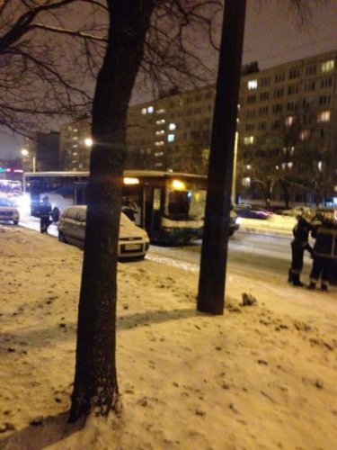 В Петербурге водитель автобуса почувствовал недомогание и спровоцировал ДТП (4)