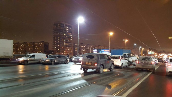 В массовом ДТП на Володарском мосту пострадали два человека (5)