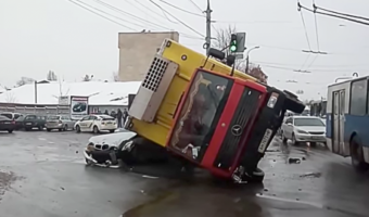 В Виннице водителю BMW зажало ноги при падении на его автомобиль грузовика