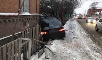 В Ростове иномарка снесла забор