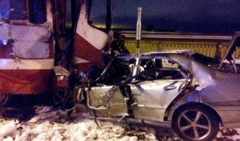 В Петербурге после ДТП с трамваем в автомобиле сгорели два человека