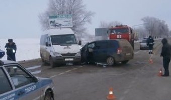 На Ставрополье в ДТП с микроавтобусом пострадали шесть человек
