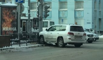 В Ростове Lexus врезался в ограждение