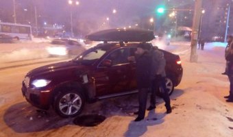 Женщина, сбитая BMW на остановке в Кемерове, скончалась