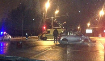 В ДТП с инкассаторской машиной в Москве пострадал человек