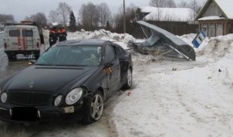 Под Переславлем «Мерседес» снес остановку