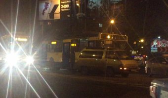 Микроавтобус навалился на троллейбус на круговом движении на площади Мужества. 