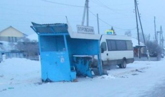 В Тюмени микроавтобус сбил пожилых людей на остановке