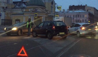 ДТП на пересечении Белинского и Моховой улиц - столкновение двух автомобилей. 