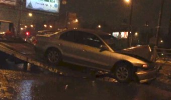 Mitsubishi Galant врезался в ограждение на Лесном проспекте