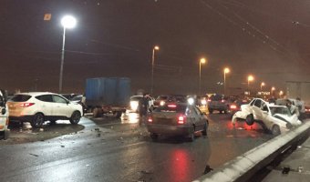 В массовом ДТП на Володарском мосту пострадали два человека