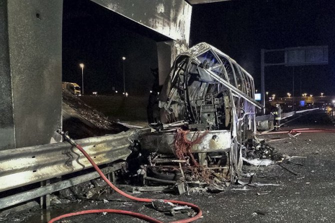 В Италии автобус с подростками попал в ДТП погибли 16 человек (3)