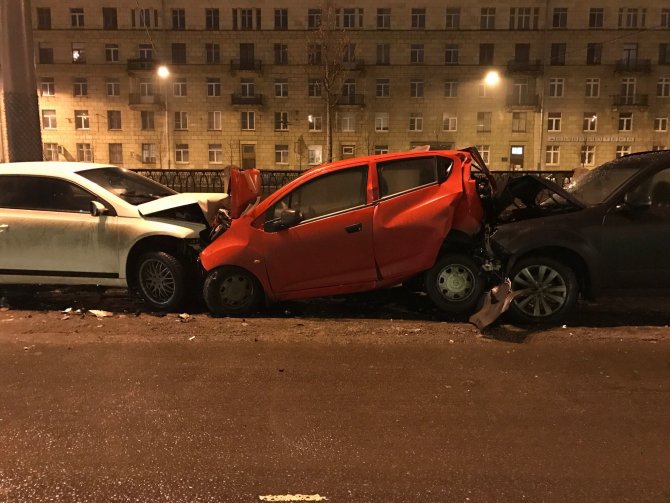 На набережной Карповки в Петербурге Volkswagen протаранил пять машин (5)