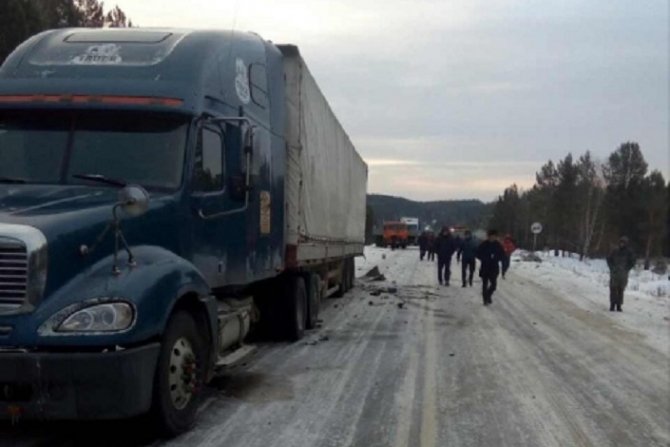 Два человека погибли в ДТП с грузовиками в Иркутской области (3)
