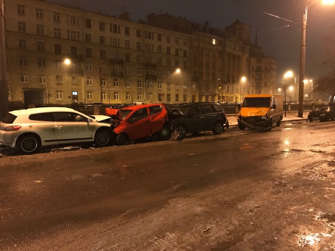 На набережной Карповки в Петербурге Volkswagen протаранил пять машин (4)
