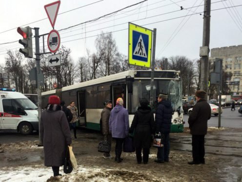В Петербурге на Стачек столкнулись два автобуса