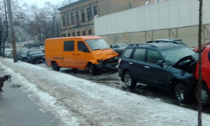 На набережной Карповки в Петербурге Volkswagen протаранил пять машин (7)