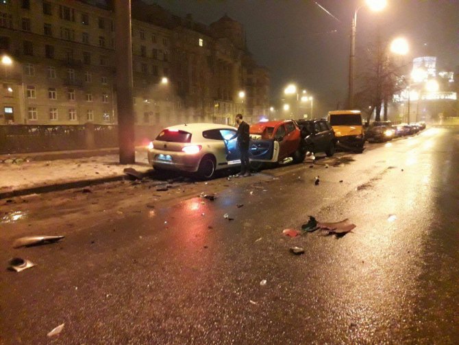 На набережной Карповки в Петербурге Volkswagen протаранил пять машин (2)