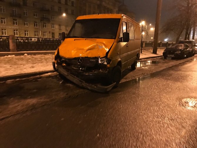 На набережной Карповки в Петербурге Volkswagen протаранил пять машин (6)