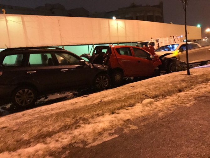 На набережной Карповки в Петербурге Volkswagen протаранил пять машин (3)