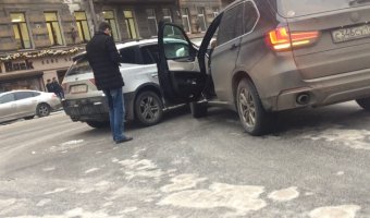 Два кроссовера BMW столкнулись на улице Жуковского недалеко от БКЗ Октябрьский