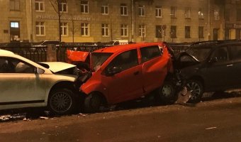 На набережной Карповки в Петербурге Volkswagen протаранил пять машин