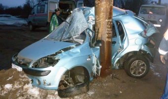 В Энгельсе машина врезалась в столб: погиб молодой мужчина