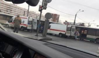 В Петербурге на Стачек столкнулись два автобуса