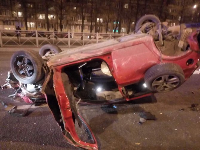 В Петербурге на Софийской перевернулся автомобиль (1)