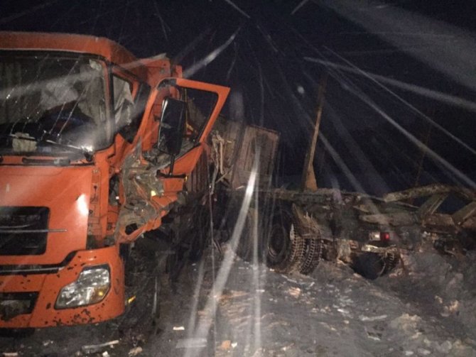 Водитель автобуса погиб в ДТП с грузовиком в Томской области (4).jpg