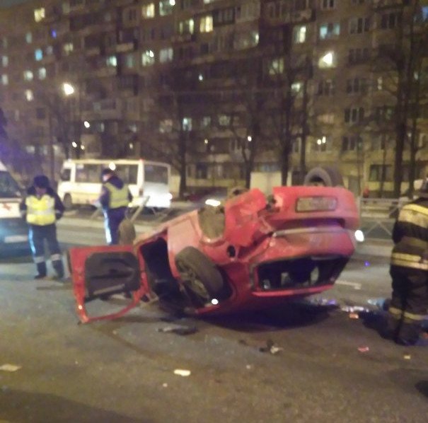 В Петербурге на Софийской перевернулся автомобиль (4)