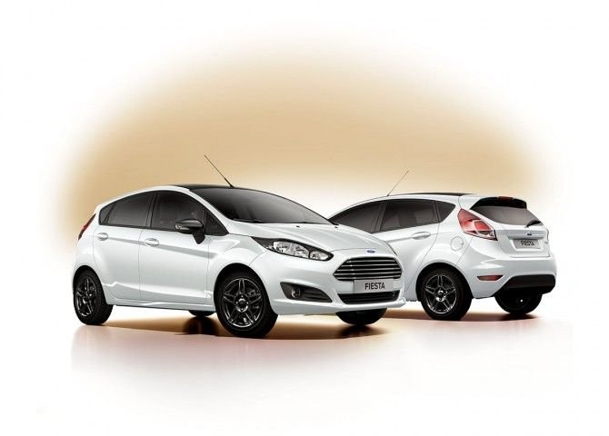 Ford выпустил новые черно-белые версии Focus и Fiesta (1).jpg