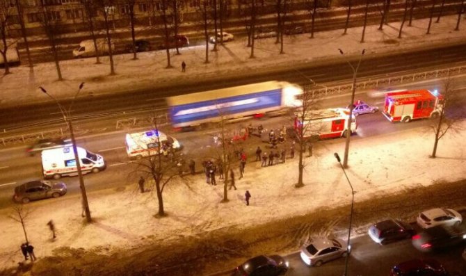 В Петербурге на Софийской перевернулся автомобиль (6)