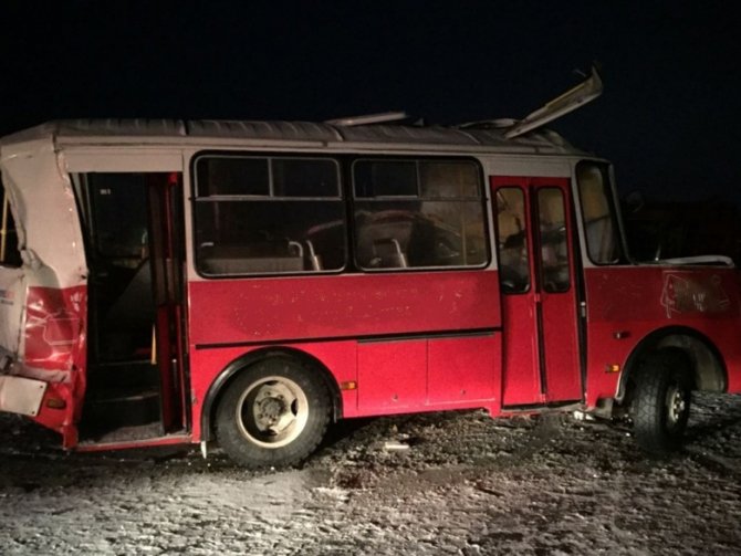 Водитель автобуса погиб в ДТП с грузовиком в Томской области (2).jpg