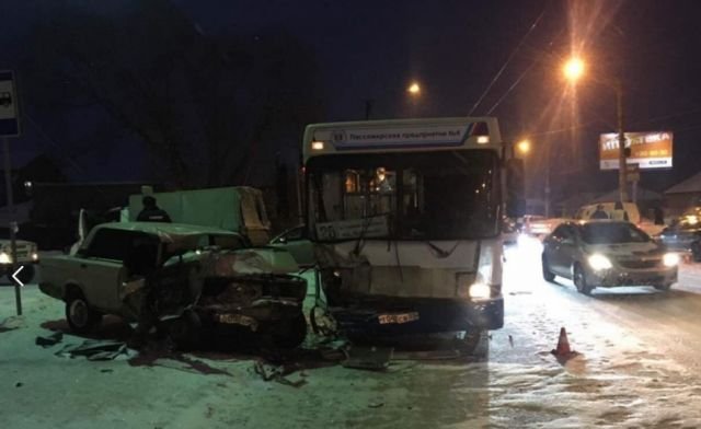В Омске в ДТП с автобусом погибла женщина (2).jpg