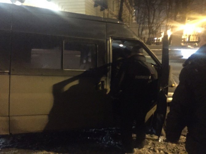 В Петербурге на Дворцовой набережной внедорожник врезался в полицейскую машину (7).jpg
